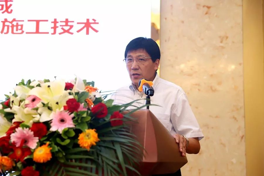 男人戴着花

中度可信度描述已自动生成