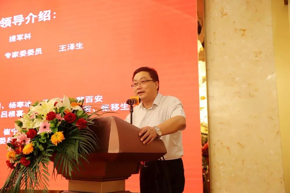 图片包含 游戏机, 桌子, 男人

描述已自动生成