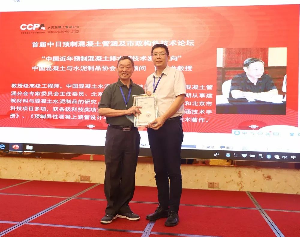 男人站在电视前

中度可信度描述已自动生成
