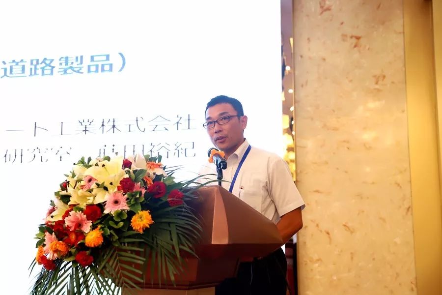 图片包含 人, 男人, 前, 游戏机

描述已自动生成