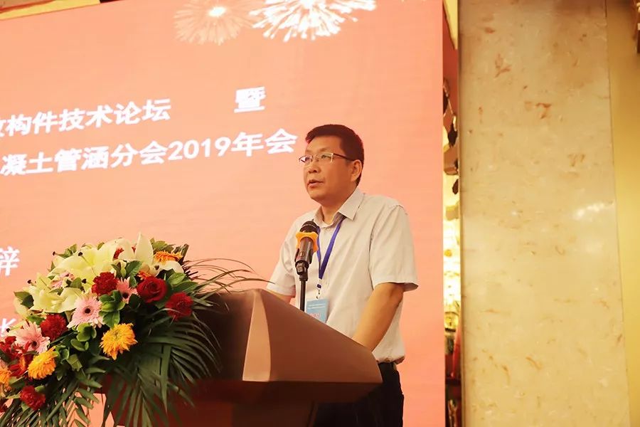 图片包含 游戏机, 站, 女人, 桌子

描述已自动生成