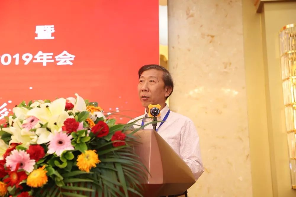 桌子上放着许多花

描述已自动生成