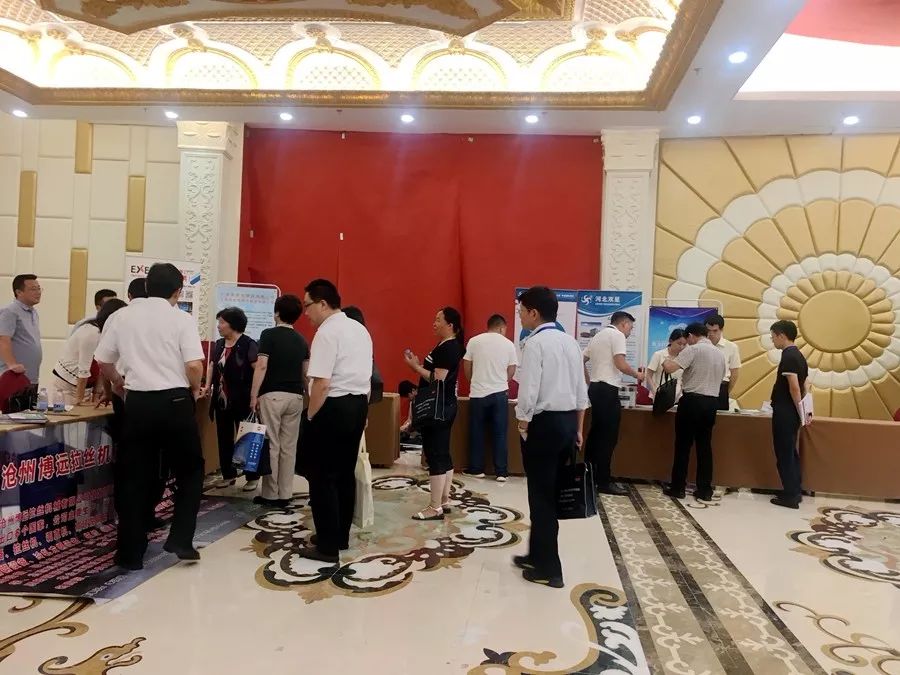 一群人在餐厅里

中度可信度描述已自动生成