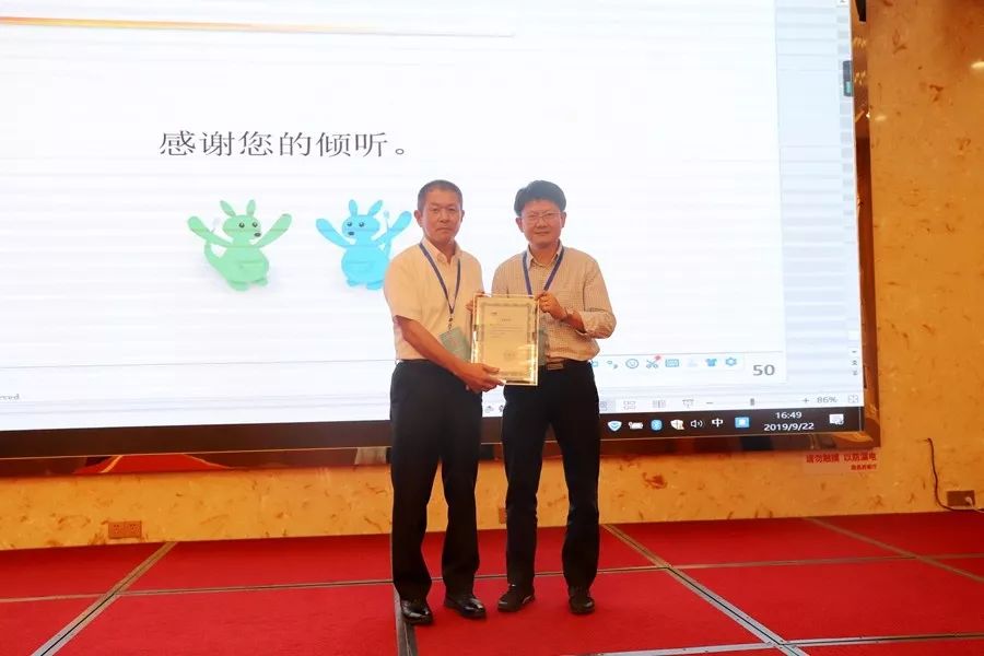 男人们站在一起

中度可信度描述已自动生成